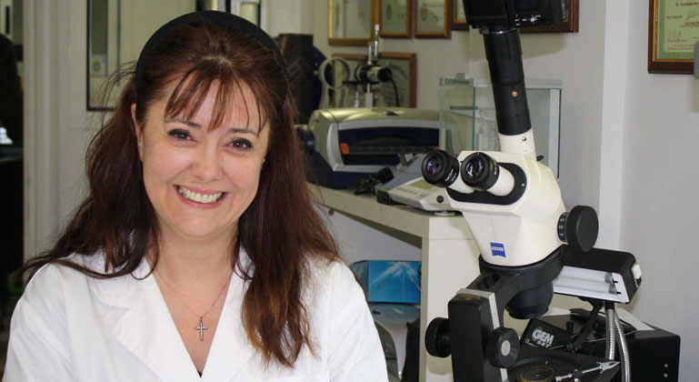 Dott.ssa Francesca Fortunato nel laboratorio gemmologico
